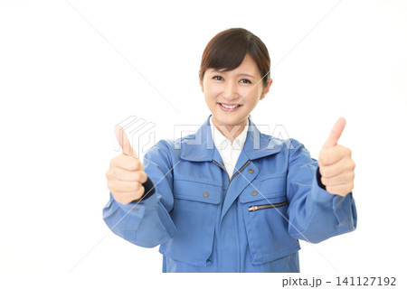 グッドサインをする女性作業員 グッドサインをする女性作業員 141127192