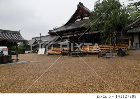 奈良県桜井市にある安倍文珠院の境内風景 奈良県桜井市にある安倍文珠院の境内風景 141127299