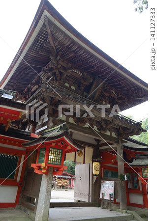 奈良県天理市にある石上神宮の境内入り口門風景 奈良県天理市にある石上神宮の境内入り口門風景 141127333