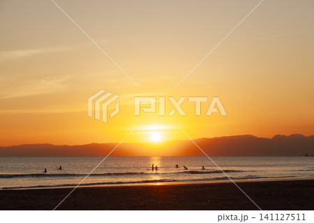 湘南鵠沼海岸 日の入り間近の夕焼け空 湘南鵠沼海岸 日の入り間近の夕焼け空 141127511