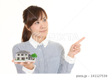 住宅模型を持つ女性 住宅模型を持つ女性 141127539