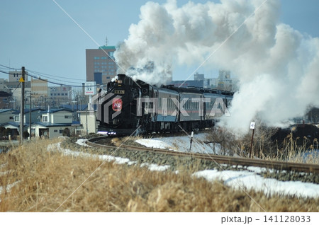 白煙をたなびかせるSL冬の湿原号 141128033