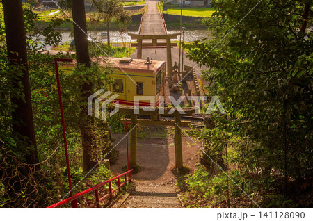 崎山八幡神社の鳥居と平成筑豊鉄道の車両 崎山八幡神社の鳥居と平成筑豊鉄道の車両 141128090