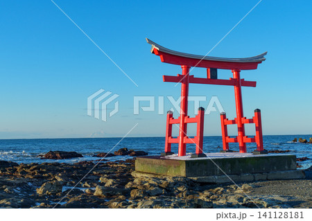 北海道初山別村 日本海に面した金比羅神社の鳥居 冬の絶景観光素材 141128181