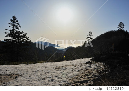 北海道 阿寒横断道路から望む春の雲海と残雪の絶景 北海道 阿寒横断道路から望む春の雲海と残雪の絶景 141128194