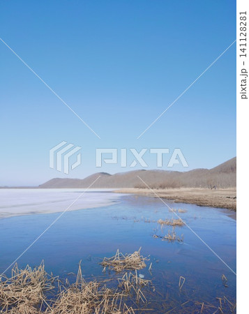 快晴の青空と美しい水面が広がる早春の釧路湿原の景色 快晴の青空と美しい水面が広がる早春の釧路湿原の景色 141128281