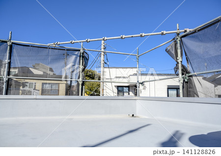 陸屋根防水リフォーム工事中の古い陸屋根 141128826