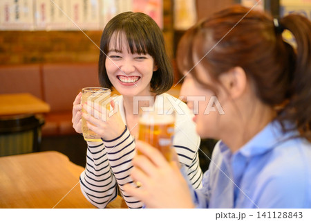 乾杯する若い日本人女性二人 乾杯する若い日本人女性二人 141128843