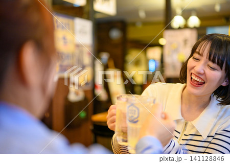 乾杯する若い日本人女性二人 乾杯する若い日本人女性二人 141128846