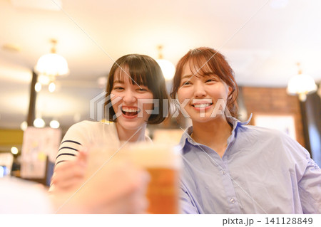 楽しそうにビールを飲む女性 楽しそうにビールを飲む女性 141128849