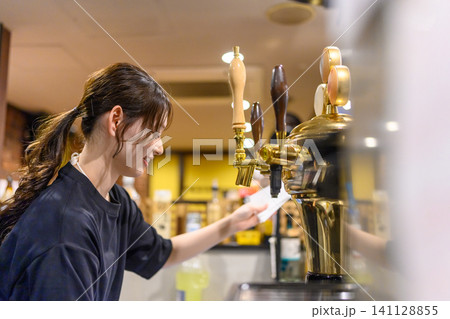 ビールサーバーの準備をする女性 ビールサーバーの準備をする女性 141128855