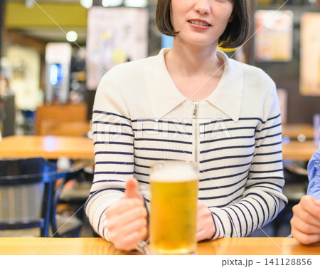 ビールジョッキを持つ女性 ビールジョッキを持つ女性 141128856