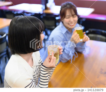 女性二人がビールで乾杯 女性二人がビールで乾杯 141128879