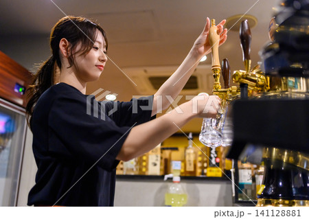 ビールサーバーからビールを注ぐ女性 ビールサーバーからビールを注ぐ女性 141128881