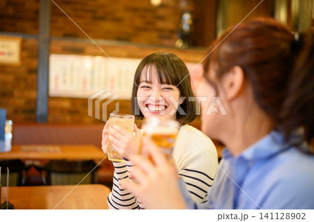 乾杯する若い日本人女性二人 乾杯する若い日本人女性二人 141128902