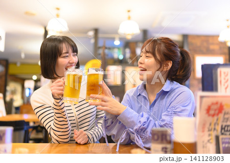 乾杯する若い日本人女性二人 乾杯する若い日本人女性二人 141128903