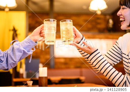 乾杯する女性たち 141128905