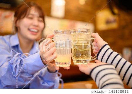 ビールで乾杯する女性 141128911