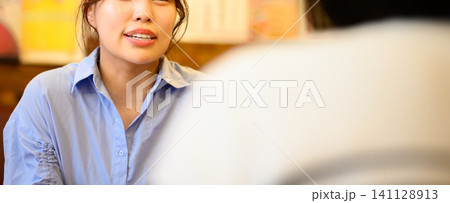 向かい合う女性たち 向かい合う女性たち 141128913
