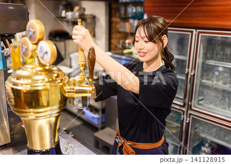 バーでビールを注ぐ女性 バーでビールを注ぐ女性 141128915