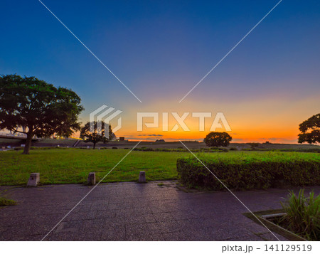 小岩江戸川河川敷から見る夕日 小岩江戸川河川敷から見る夕日 141129519