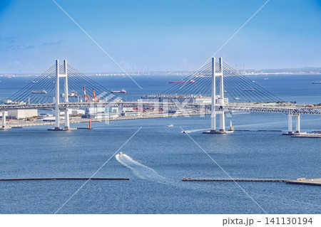 青い海に架かる横浜ベイブリッジと行き交う船舶の美景 青い海に架かる横浜ベイブリッジと行き交う船舶の美景 141130194