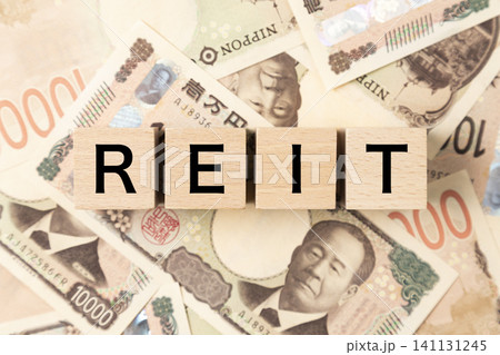 「REIT」と書かれたブロックとたくさんの一万円札 「REIT」と書かれたブロックとたくさんの一万円札 141131245