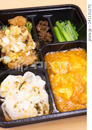 美味しい油淋鶏とエビのチリソースの中華弁当 141131270