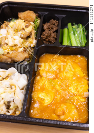 美味しい油淋鶏とエビのチリソースの中華弁当 美味しい油淋鶏とエビのチリソースの中華弁当 141131271