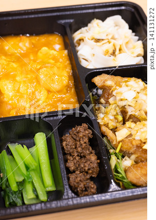 美味しい油淋鶏とエビのチリソースの中華弁当 美味しい油淋鶏とエビのチリソースの中華弁当 141131272