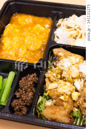 美味しい油淋鶏とエビのチリソースの中華弁当 141131273