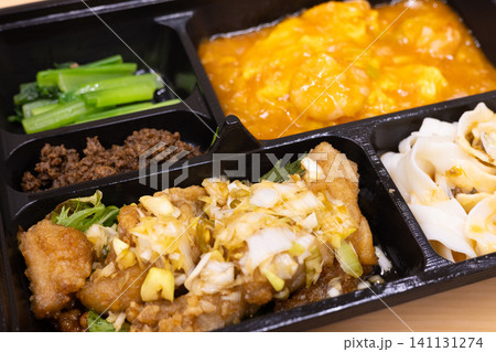 美味しい油淋鶏とエビのチリソースの中華弁当 美味しい油淋鶏とエビのチリソースの中華弁当 141131274