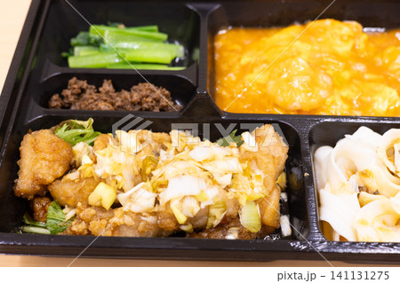 美味しい油淋鶏とエビのチリソースの中華弁当 美味しい油淋鶏とエビのチリソースの中華弁当 141131275