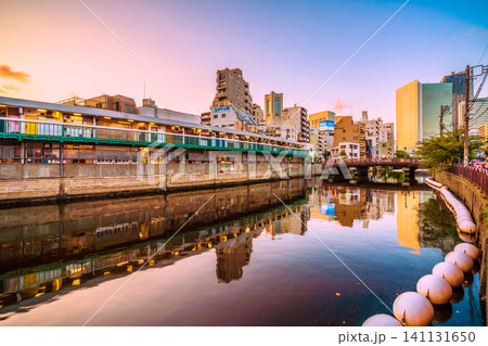 日本の横浜都市景観 横浜・野毛。飲み屋街のハーモニカ横丁。奥に横浜ランドマークタワーや横浜市役所 日本の横浜都市景観 横浜・野毛。飲み屋街のハーモニカ横丁。奥に横浜ランドマークタワーや横浜市役所 141131650