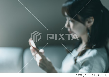 スマートフォンを操作する女性 スマートフォンを操作する女性 141131904