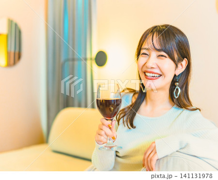 赤ワインを飲む女性 赤ワインを飲む女性 141131978