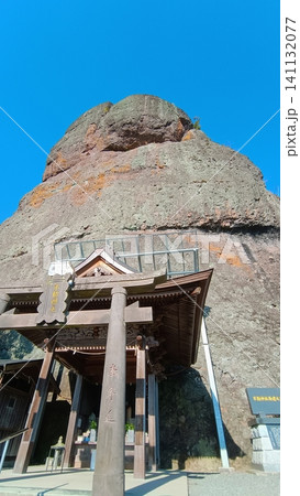 熊本県山鹿市 不動岩と不動明王を祀る拝殿 熊本県山鹿市 不動岩と不動明王を祀る拝殿 141132077