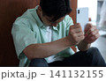 スマホとネガティブな男性イメージ 141132155