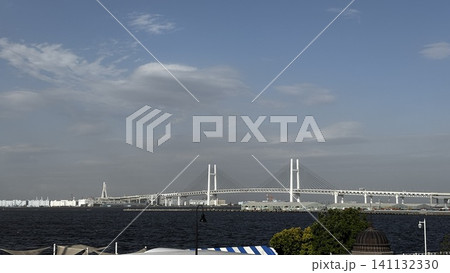 横浜港に架かる横浜ベイブリッジと青空が広がる港の風景 横浜港に架かる横浜ベイブリッジと青空が広がる港の風景 141132330