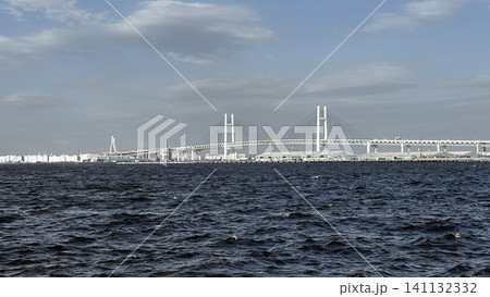 横浜港に架かる横浜ベイブリッジと青空が広がる港の風景 横浜港に架かる横浜ベイブリッジと青空が広がる港の風景 141132332