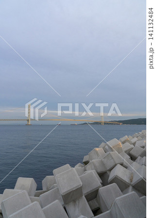 海辺から望む明石海峡大橋と穏やかな海の風景 海辺から望む明石海峡大橋と穏やかな海の風景 141132484