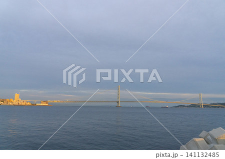 海辺から望む明石海峡大橋と穏やかな海の風景 141132485