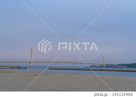 海辺から望む明石海峡大橋と穏やかな海の風景 海辺から望む明石海峡大橋と穏やかな海の風景 141132488