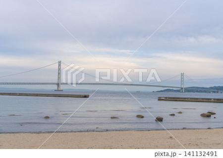 海辺から望む明石海峡大橋と穏やかな海の風景 海辺から望む明石海峡大橋と穏やかな海の風景 141132491