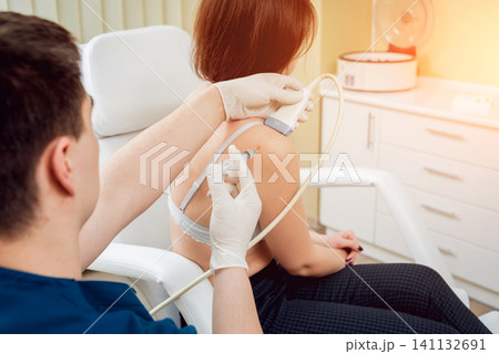 Ultrasound-guided platelet-rich plasma injection of the shou Ultrasound-guided platelet-rich plasma injection of the shou 141132691