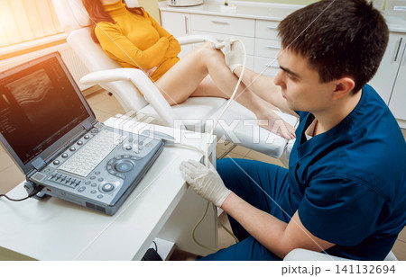 Patient with orthopedist doctor in his office. 141132694