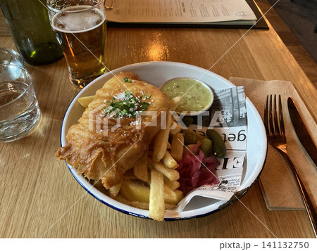 パブの定番メニュー フィッシュ&チップスとビールの組み合わせ パブの定番メニュー フィッシュ&チップスとビールの組み合わせ 141132750
