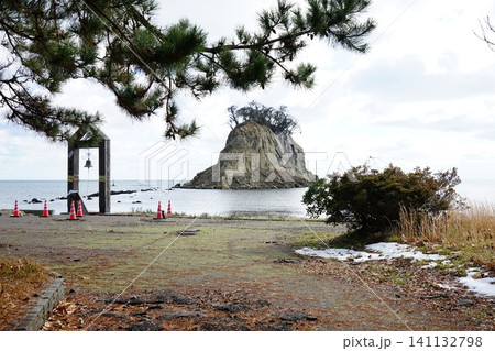 能登震災後の見附島 能登震災後の見附島 141132798