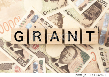 「GRANT」と書かれたブロックとたくさんの一万円札 「GRANT」と書かれたブロックとたくさんの一万円札 141132827