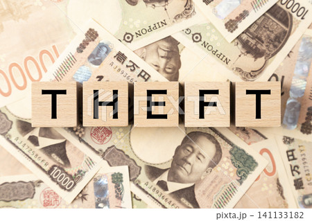 「THEFT」と書かれたブロックとたくさんの一万円札 「THEFT」と書かれたブロックとたくさんの一万円札 141133182